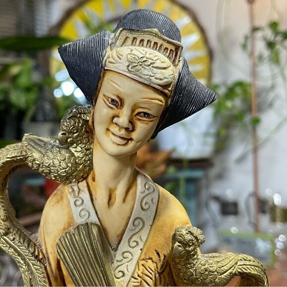 Faux ivory statue of a Geisha - Picture 5 of 15